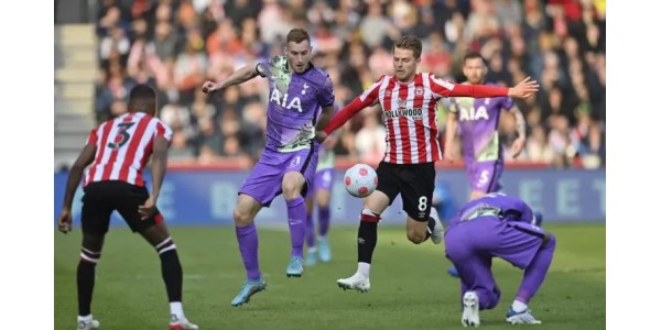 Errori del Tottenham, l'Arsenal si fa un grande regalo